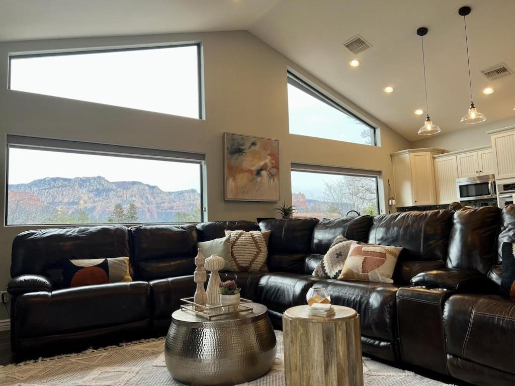Uptown Gem! Wow! Views!! New! Barrel Sauna!!! Close To Trails, Walk To Uptown Sedona, Restaurants And Shopping Villa *