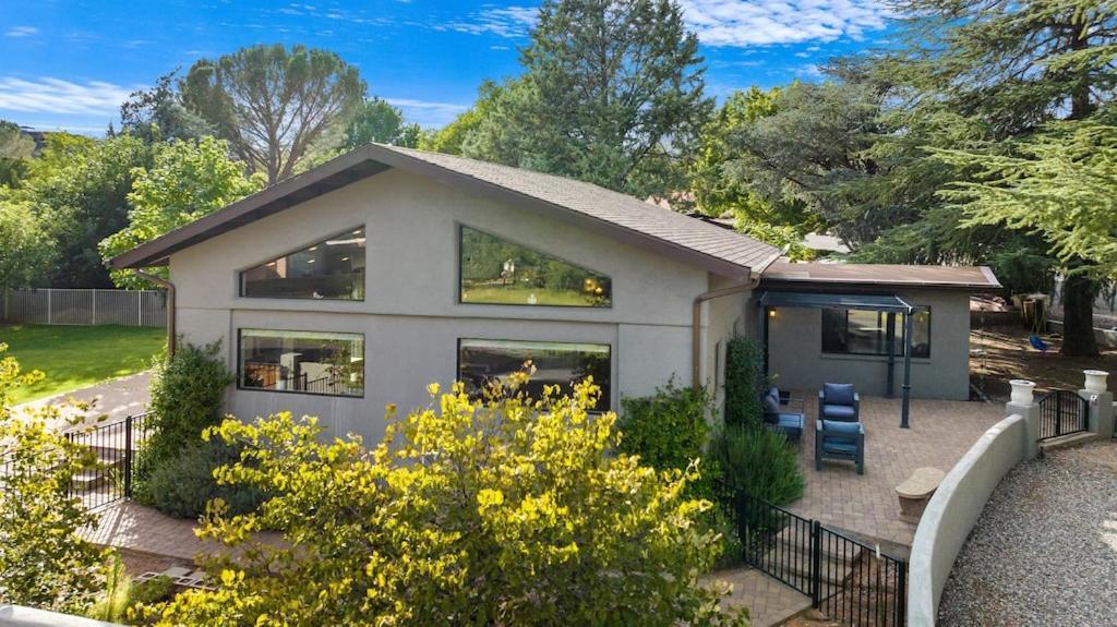 Uptown Gem! Wow! Views!! New! Barrel Sauna!!! Close To Trails, Walk To Uptown Sedona, Restaurants And Shopping * Sedona